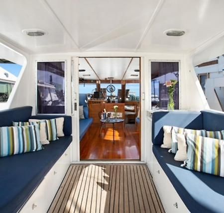 ホテル Charming Boat In Barcelona - Perfect Getaway サン・アドリア・デ・ベソス エクステリア 写真