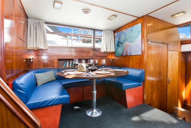 ホテル Charming Boat In Barcelona - Perfect Getaway サン・アドリア・デ・ベソス エクステリア 写真