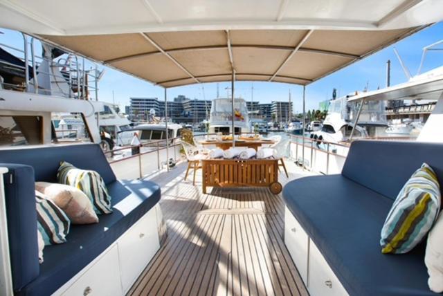ホテル Charming Boat In Barcelona - Perfect Getaway サン・アドリア・デ・ベソス エクステリア 写真