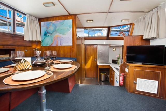 ホテル Charming Boat In Barcelona - Perfect Getaway サン・アドリア・デ・ベソス エクステリア 写真