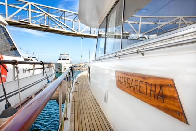 ホテル Charming Boat In Barcelona - Perfect Getaway サン・アドリア・デ・ベソス エクステリア 写真