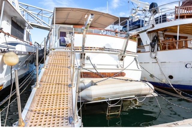 ホテル Charming Boat In Barcelona - Perfect Getaway サン・アドリア・デ・ベソス エクステリア 写真