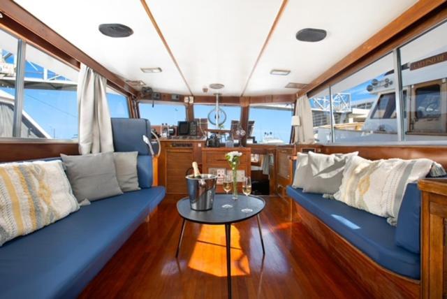 ホテル Charming Boat In Barcelona - Perfect Getaway サン・アドリア・デ・ベソス エクステリア 写真