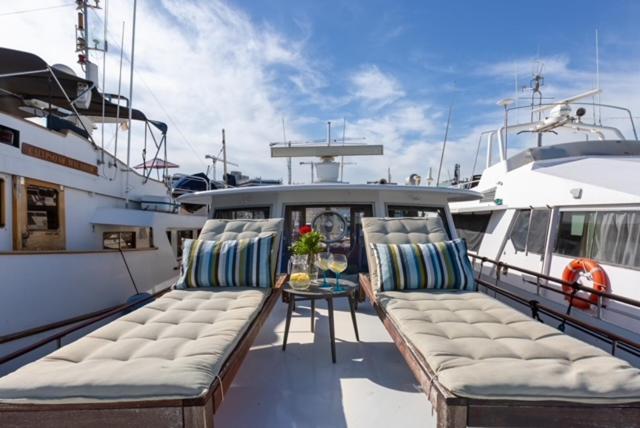 ホテル Charming Boat In Barcelona - Perfect Getaway サン・アドリア・デ・ベソス エクステリア 写真