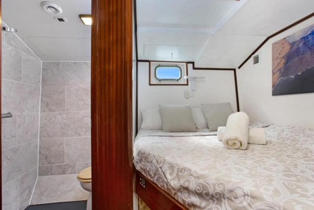 ホテル Charming Boat In Barcelona - Perfect Getaway サン・アドリア・デ・ベソス エクステリア 写真